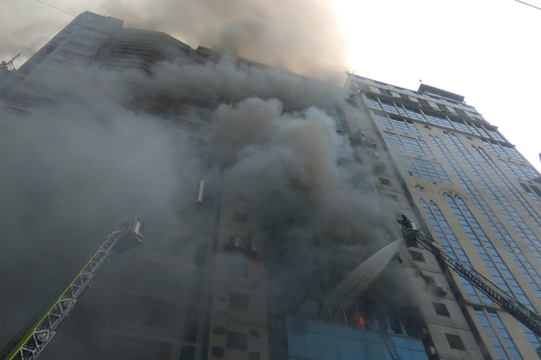 বনানীর এফআর টাওয়ারে আগুন