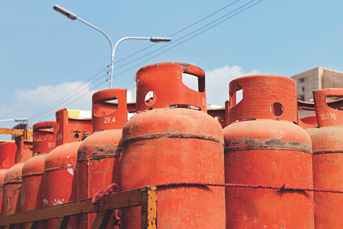 ১২ কেজি এলপিজির দাম ২৮ টাকা কমে ১৪৫০