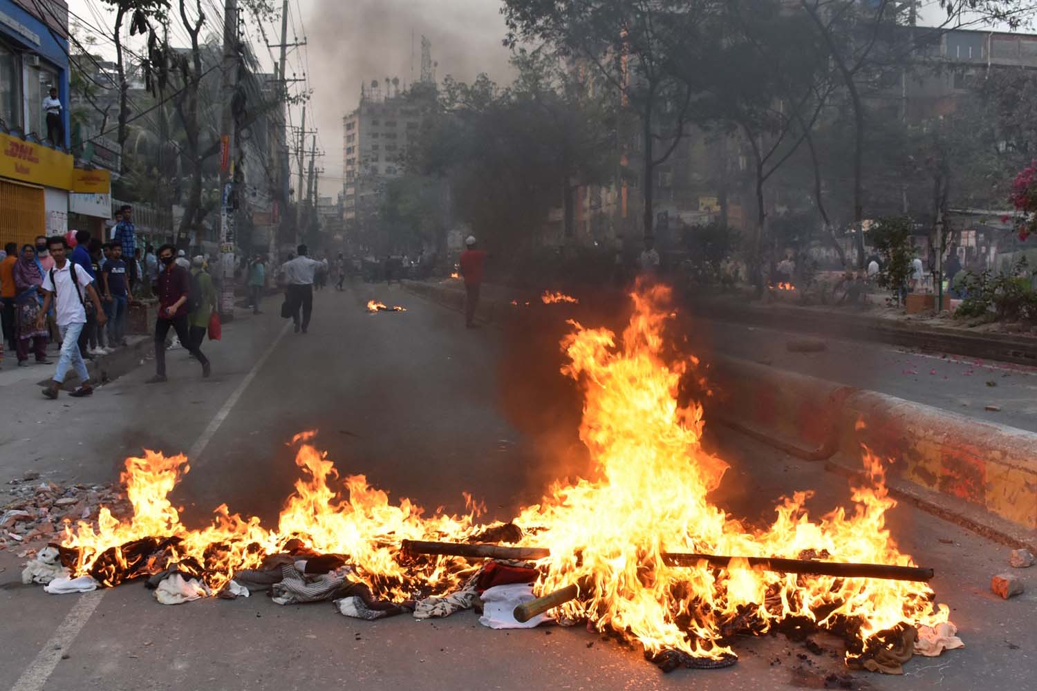 নারায়ণগঞ্জে হকার-পুলিশ সংঘর্ষ, আহত অন্তত ৩০