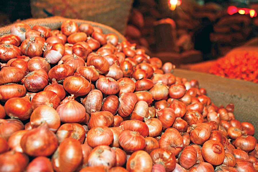 দেশি পেঁয়াজের সংকট, এক সপ্তাহে কেজিতে দাম বেড়েছে ২৫-৩০ টাকা