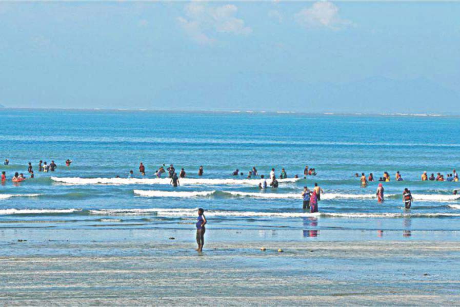 সেন্টমার্টিনে প্রতিদিন প্রায় ৩০০০ কেজি প্লাস্টিক বর্জ্য ফেলেন পর্যটকরা