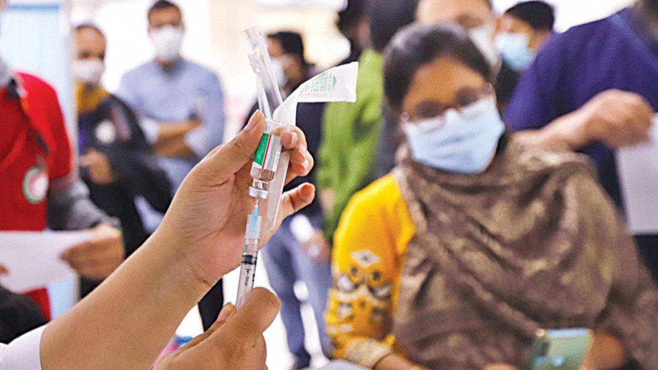 সংক্রমণ বাড়তে থাকায় আবারও করোনা টিকা দেওয়ার সিদ্ধান্ত