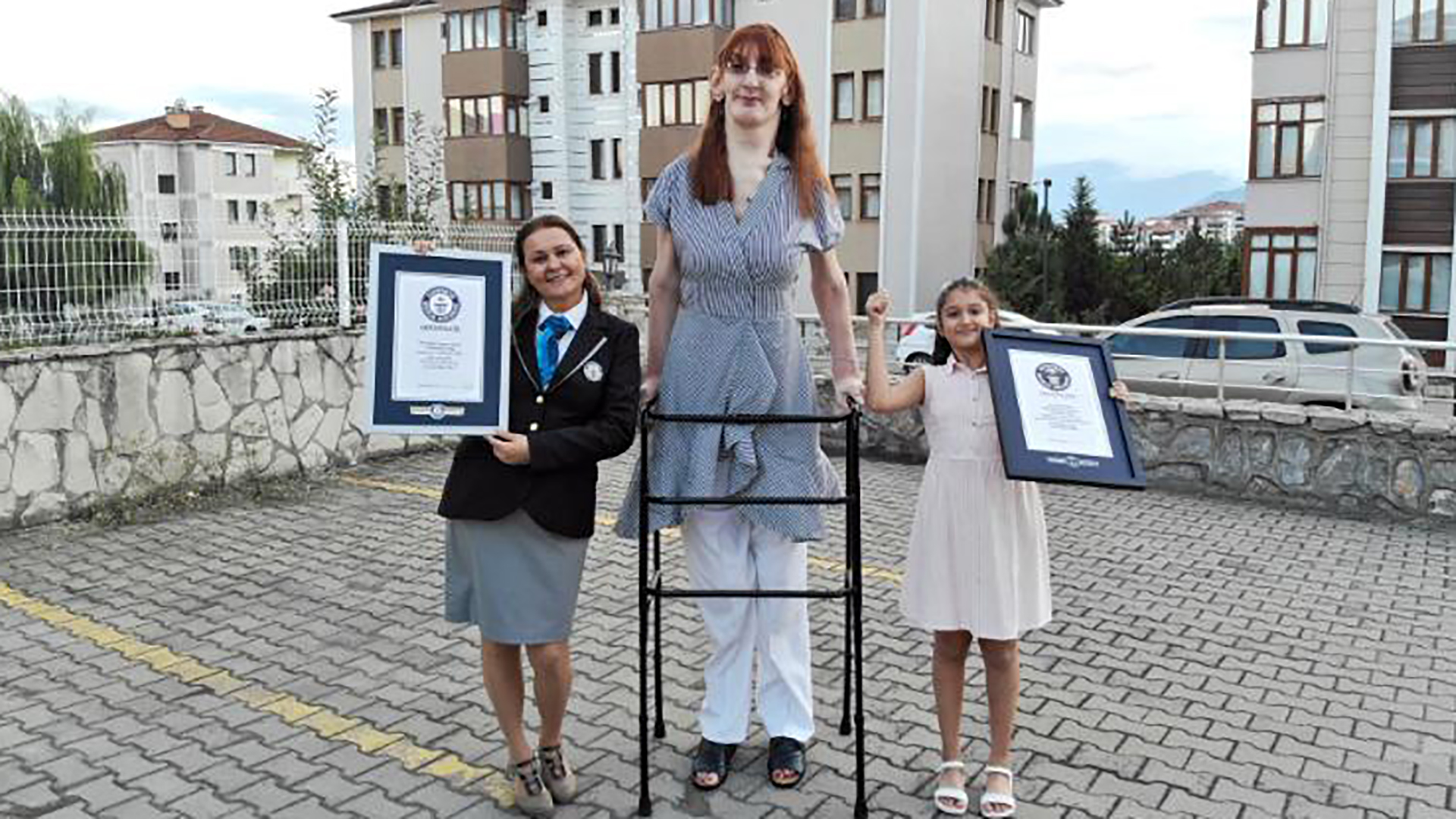 বিশ্বের সবচেয়ে লম্বা জীবিত নারী তুরস্কের রুমেইসা গেলগি