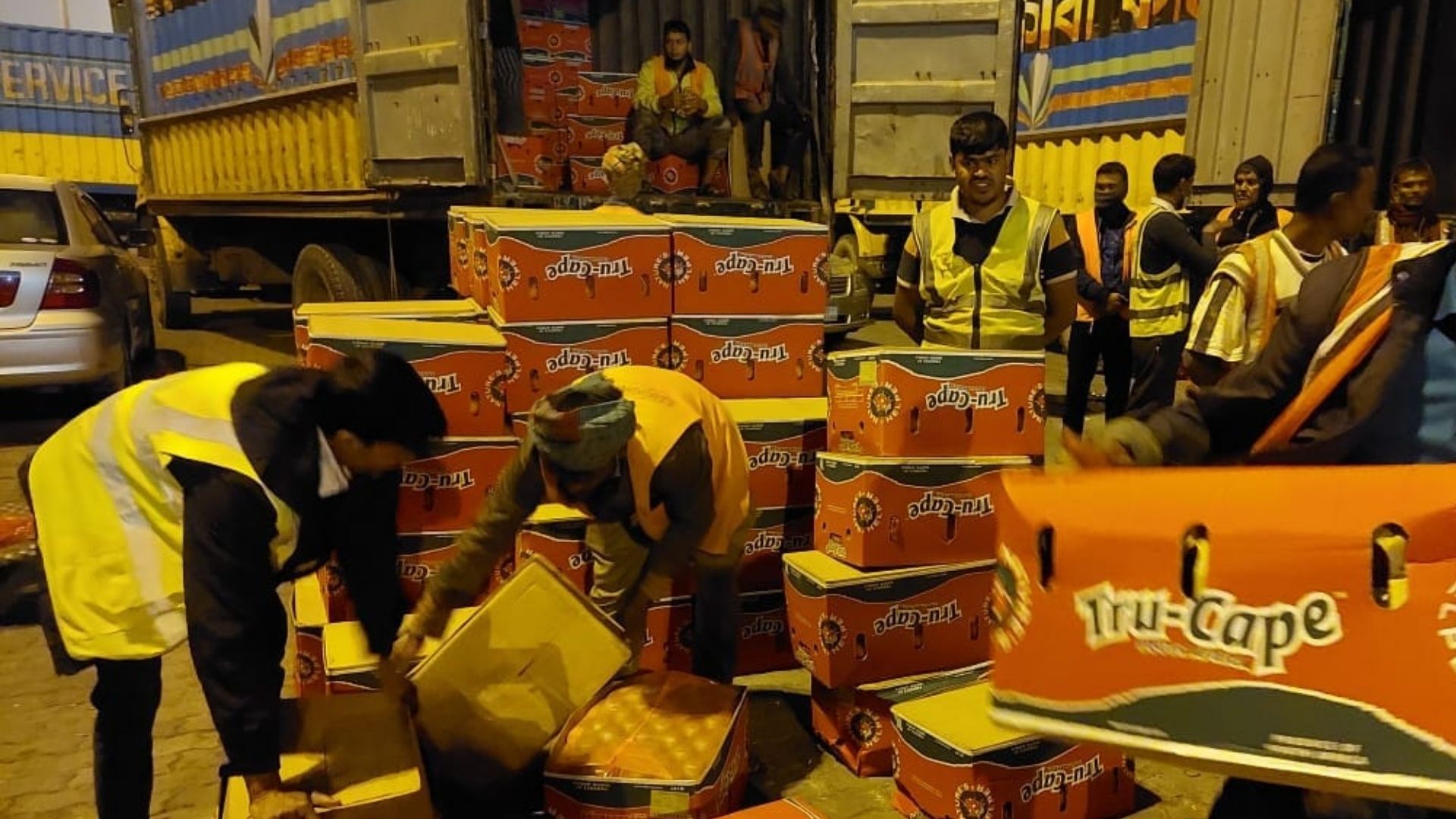 চট্টগ্রামে আপেলের ঘোষণা দিয়ে সিগারেট আমদানি