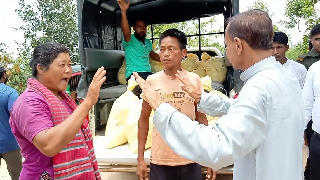 ‘না খেয়ে মরলেও যারা আগুন দিয়েছে তাদের হাতে ত্রাণ নেব না’