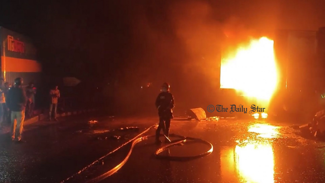 সীতাকুণ্ডে অগ্নিকাণ্ড: পানি সংকটে ফায়ার সার্ভিস কর্মীরা