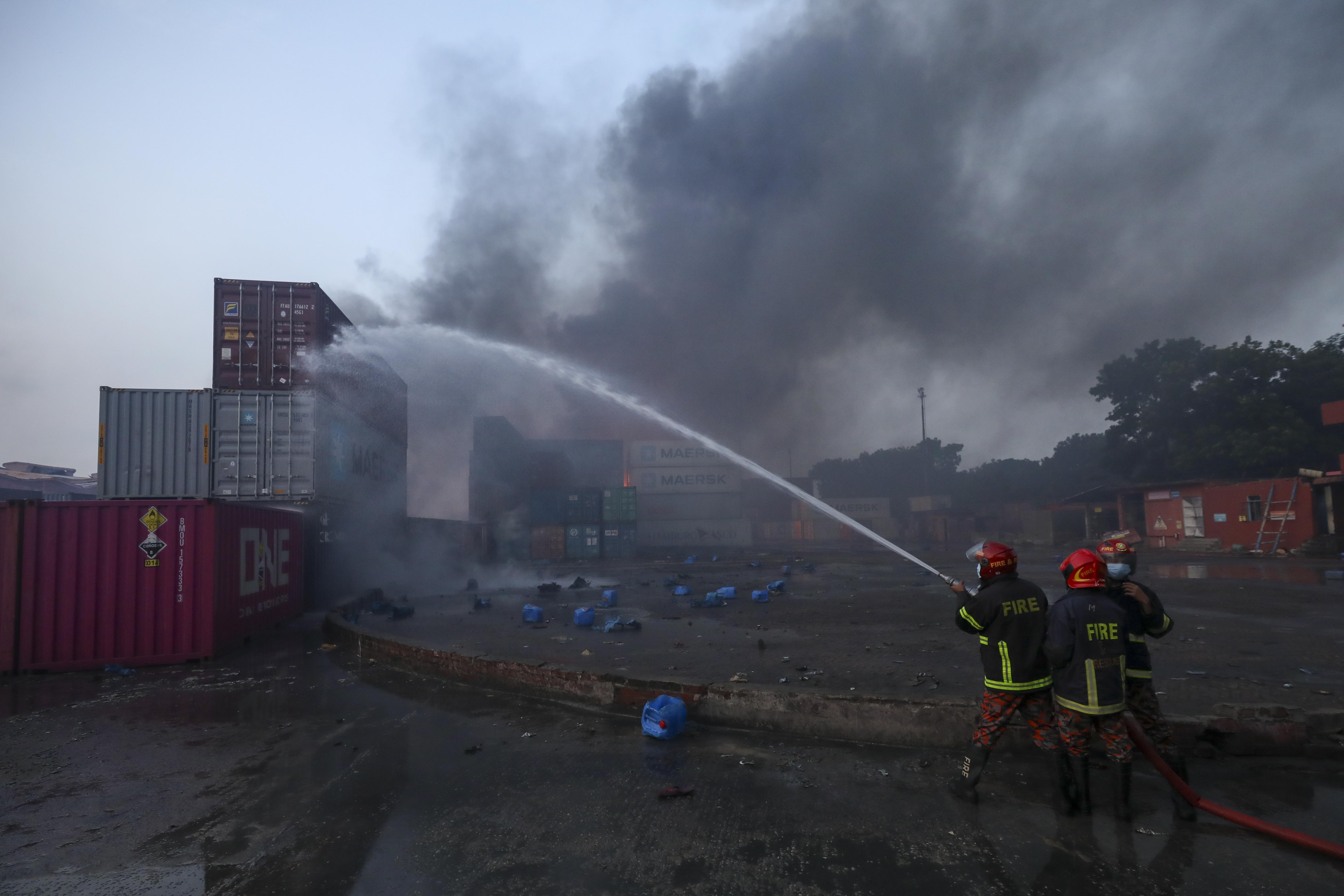 সীতাকুণ্ডে অগ্নিকাণ্ড: হেলিকপ্টারে ঢাকায় আনা হচ্ছে ২ ফায়ার সার্ভিস কর্মীকে