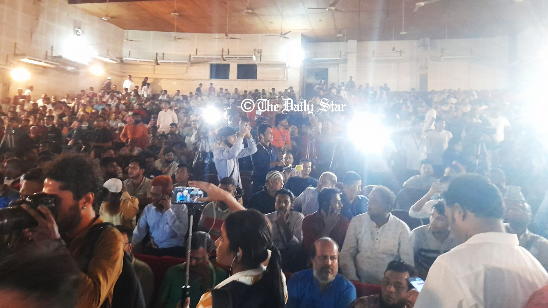 কুমিল্লায় ফল নিয়ে রুদ্ধশ্বাস উত্তেজনা