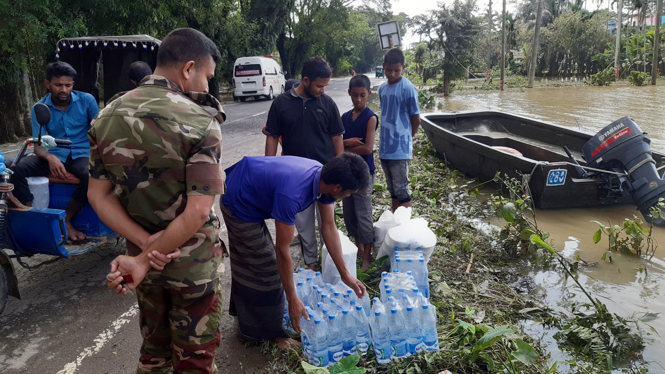 বন্যার দশম দিনে সিলেটে সরকারি-বেসরকারি ত্রাণ বিতরণে সমন্বয় কমিটি গঠন