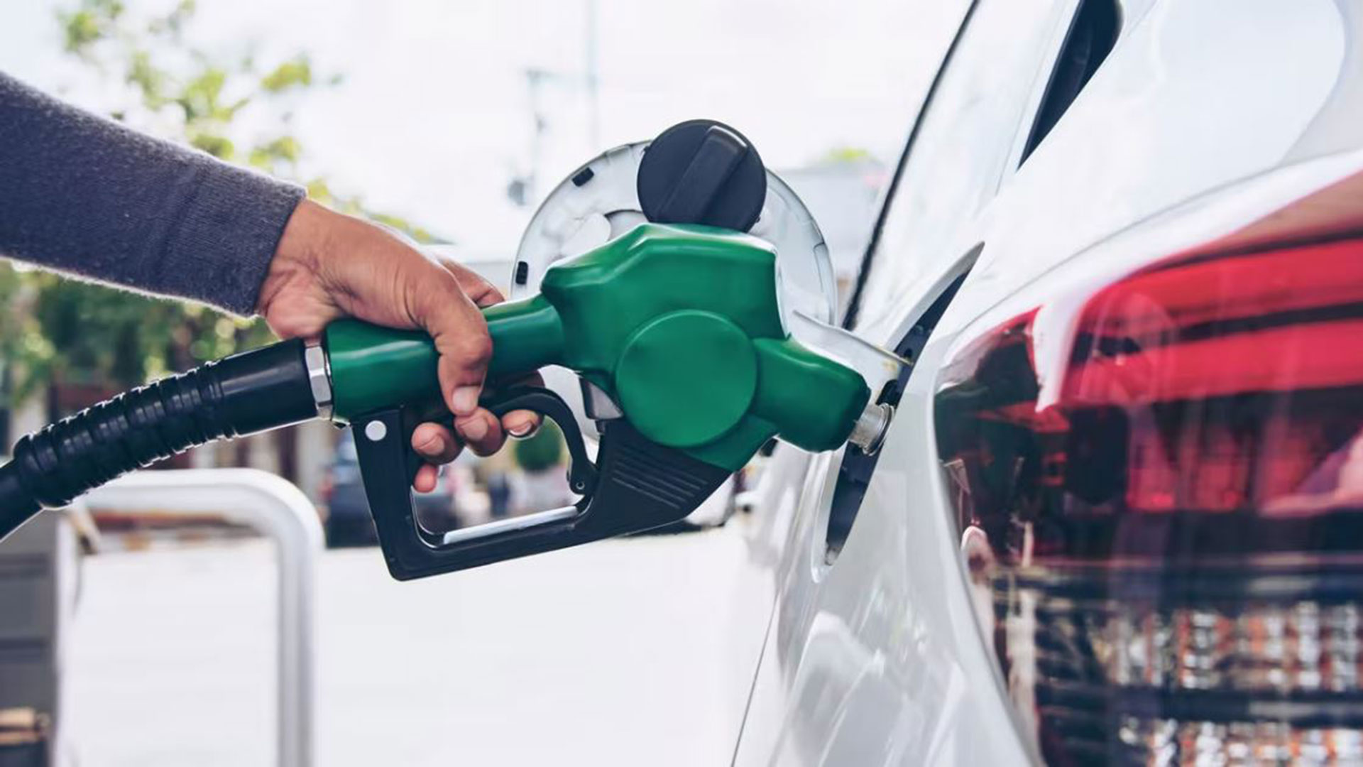 অকটেন লিটারে ৪ টাকা, পেট্রোল ৩ টাকা, ডিজেল ৭৫ পয়সা কমল