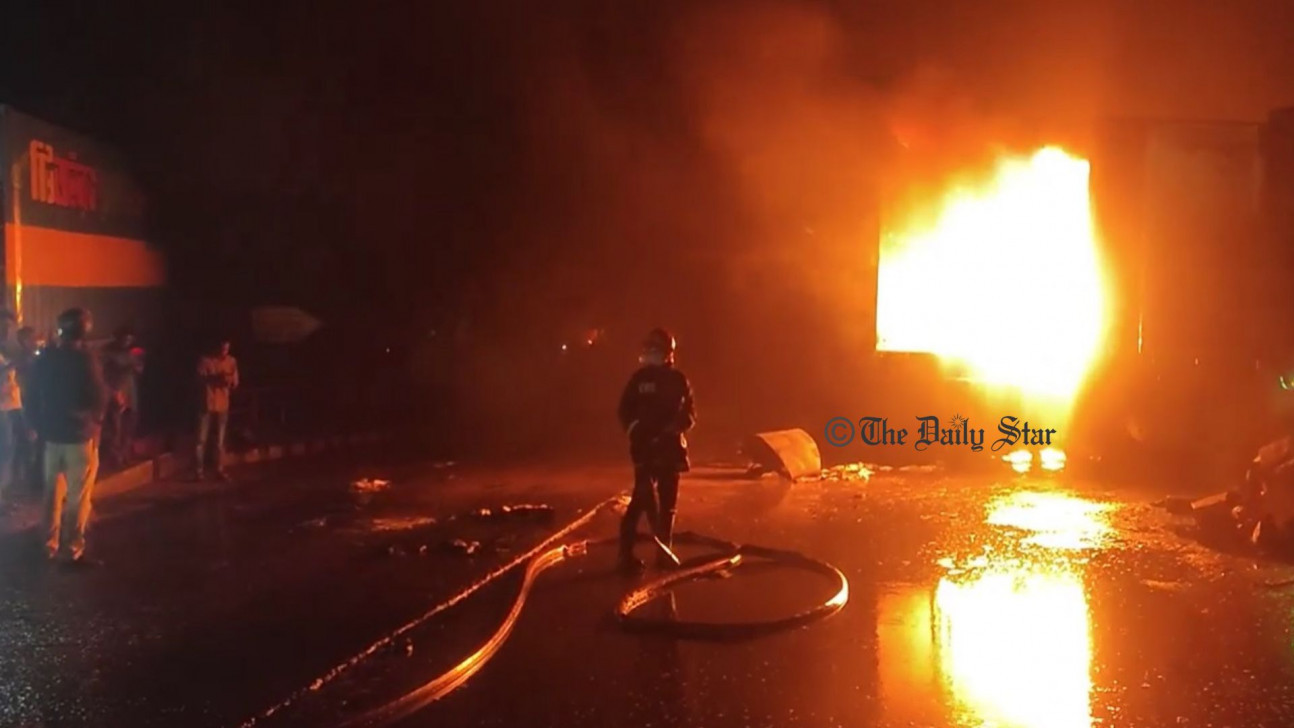 ডিপো মালিক, সরকারি তদারকির গাফিলতিতে সীতাকুণ্ডের অগ্নিকাণ্ড