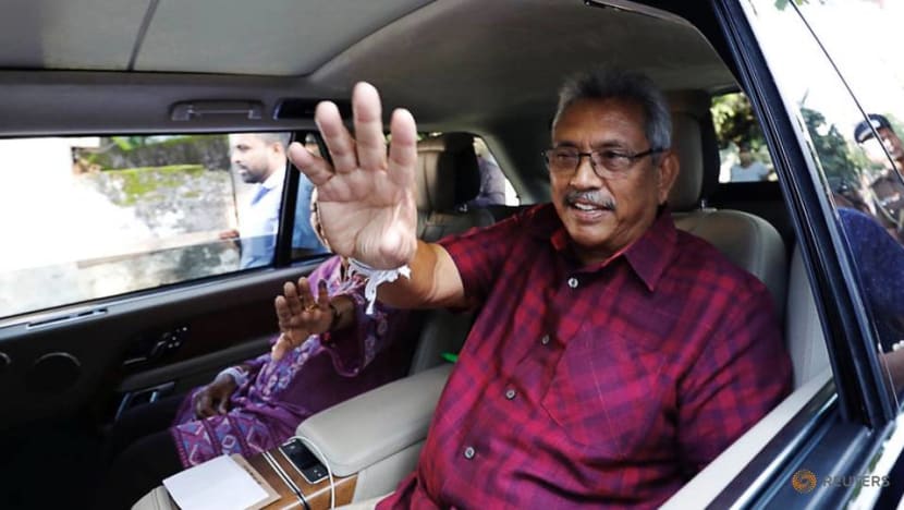 স্ত্রী, দেহরক্ষী নিয়ে সামরিক বিমানে মালদ্বীপ পালালেন শ্রীলঙ্কার প্রেসিডেন্ট