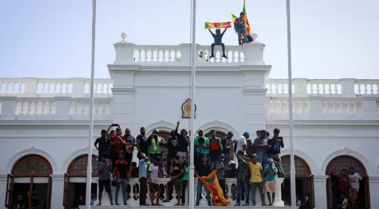 আলোচনায় প্রতিনিধি দল, লঙ্কান প্রেসিডেন্ট-প্রধানমন্ত্রীর পদত্যাগ দাবি বিক্ষোভকারীদের