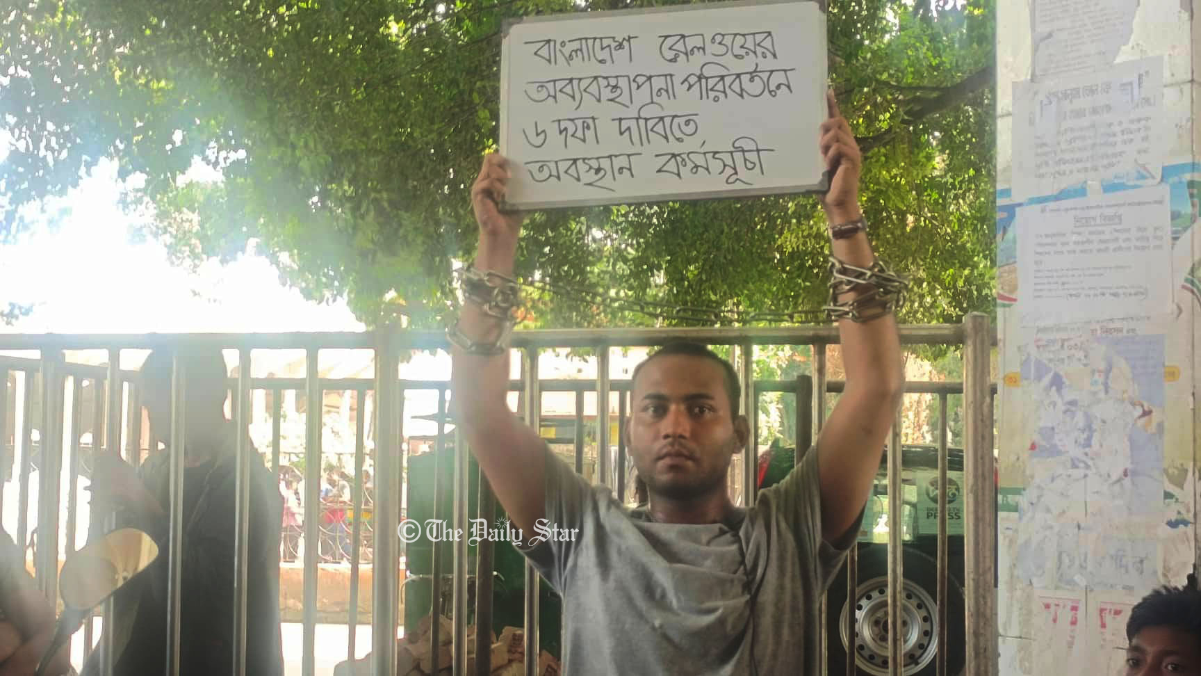 রেলখাতে অনিয়মের প্রতিবাদী রনির বিরুদ্ধে ব্যবস্থা নেওয়ার কথা ভাবছে কর্তৃপক্ষ