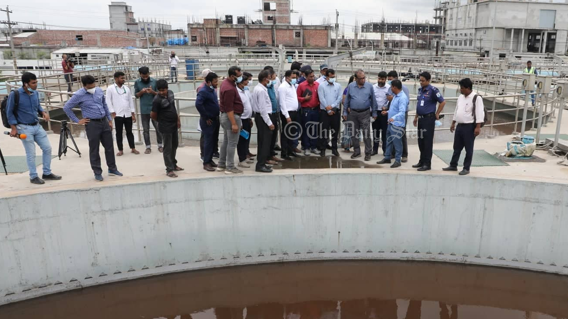 চামড়া শিল্প নগরী পরিদর্শন শেষে হতাশ নদী রক্ষা কমিশনের চেয়ারম্যান