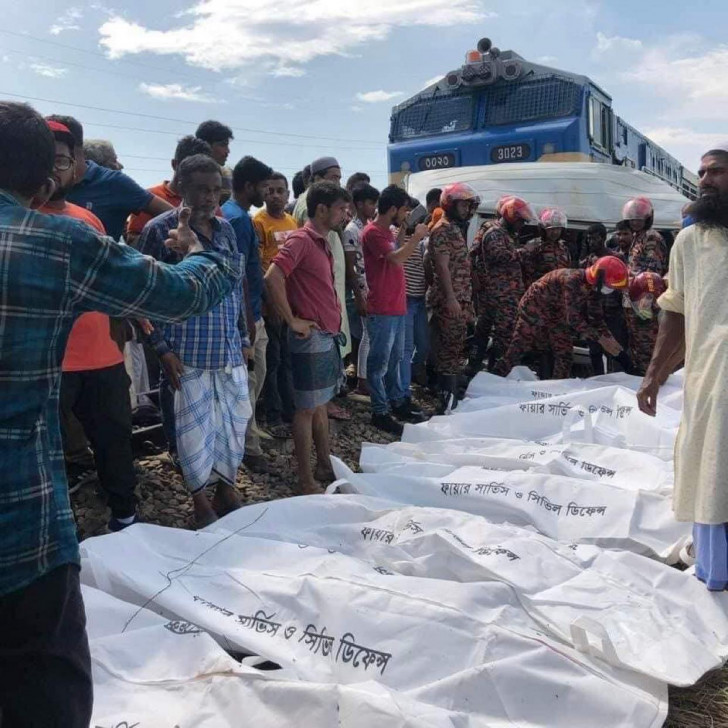 বাড়িতে পৌঁছাল ১১ মরদেহ, শোকে স্তব্ধ গ্রাম