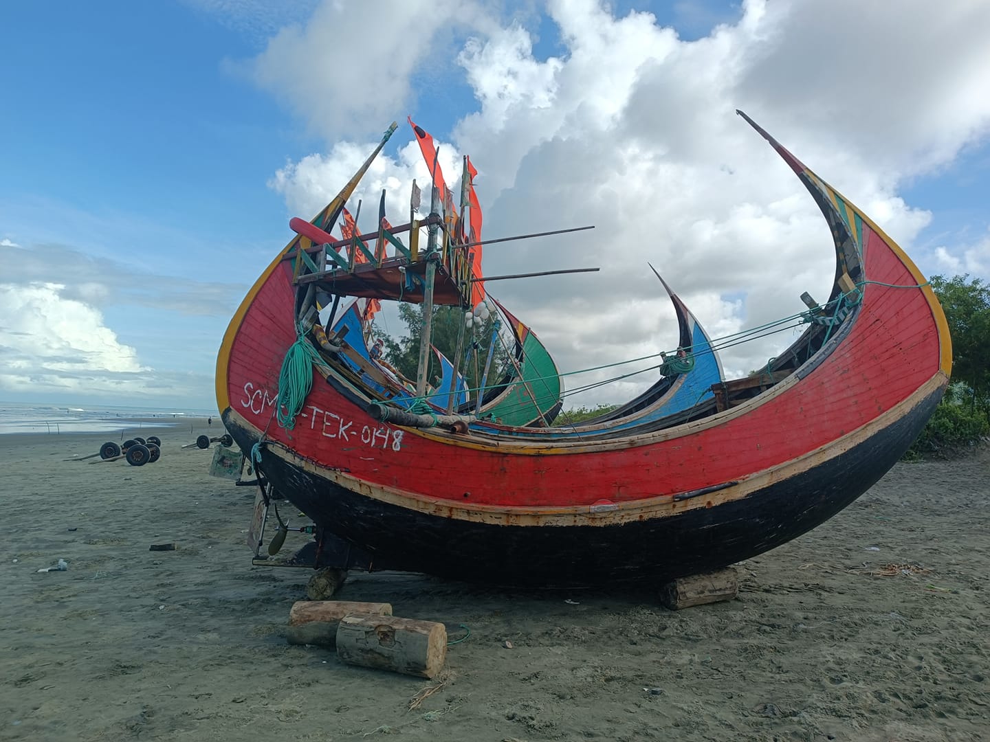 হেঁটে বাংলাদেশ: সাগর ফেরত জেলেদের সঙ্গে আড্ডা