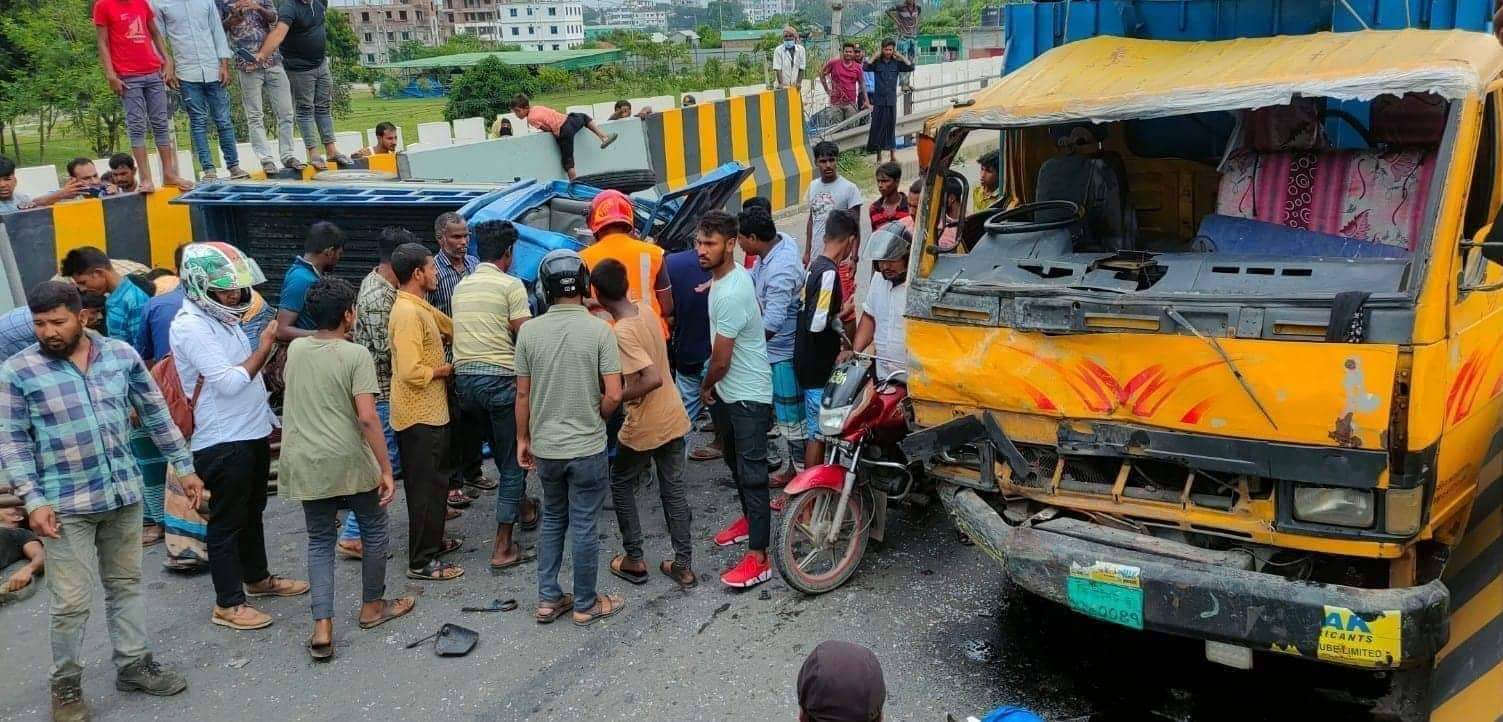 ধামরাইয়ে কাভার্ডভ্যান-পিকআপ সংঘর্ষে নিহত ২, আহত ৪