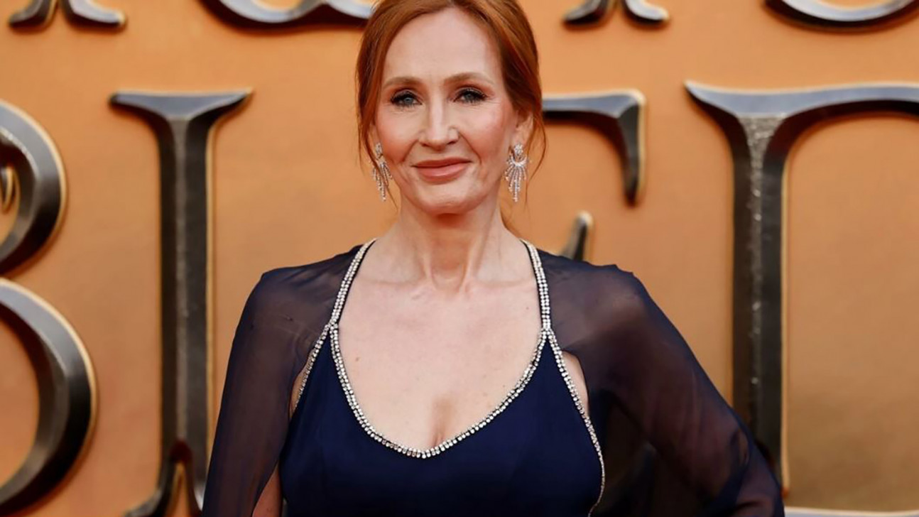 রুশদির ওপর হামলার নিন্দা জানিয়ে টুইটের পর জে কে রাউলিংকে হত্যার হুমকি