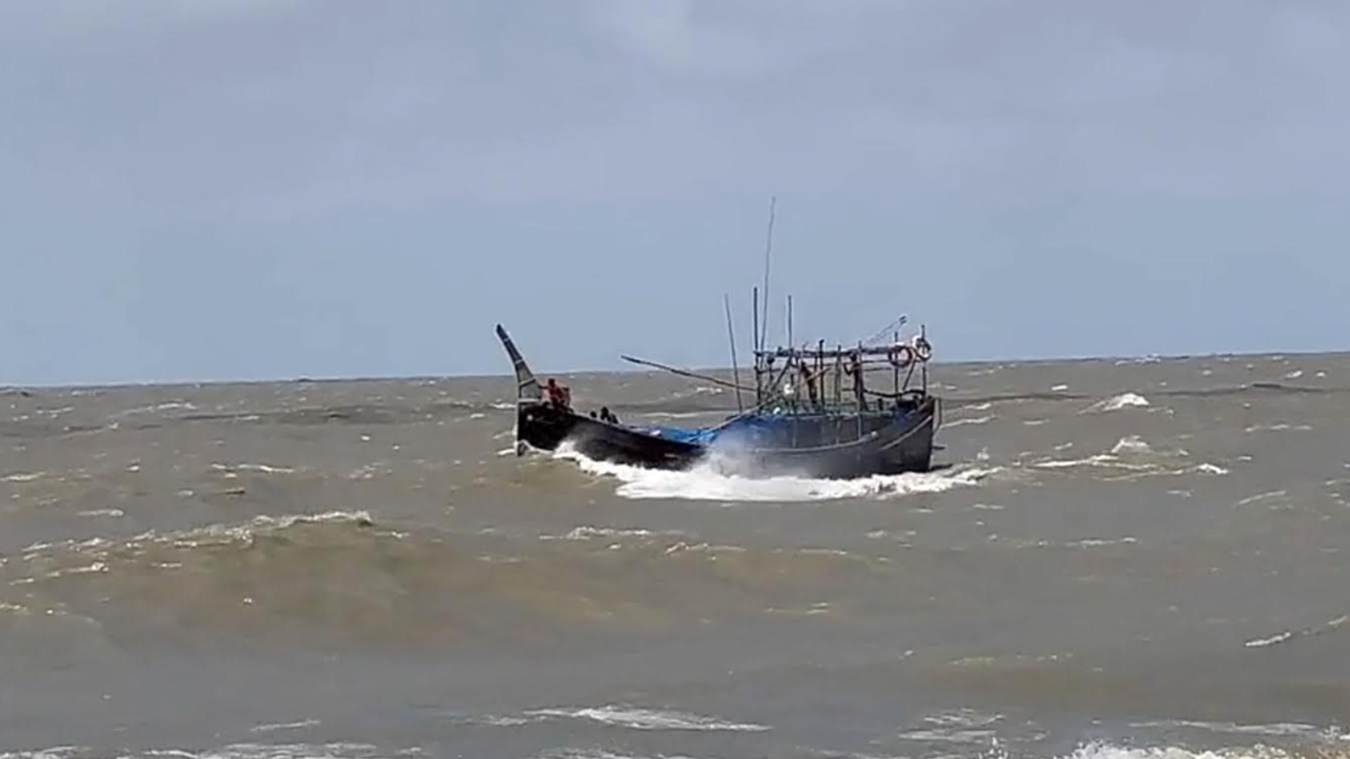 বঙ্গোপসাগরে ৫ ট্রলারডুবি, ১৬ জেলে নিখোঁজ