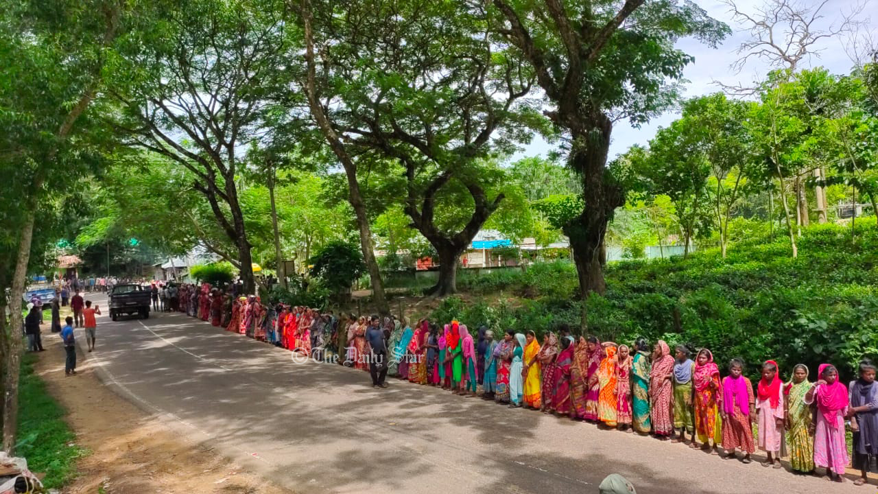 ধর্মঘট প্রত্যাহারে নেতাদের সিদ্ধান্ত না মেনে আন্দোলনে অধিকাংশ চা-শ্রমিক