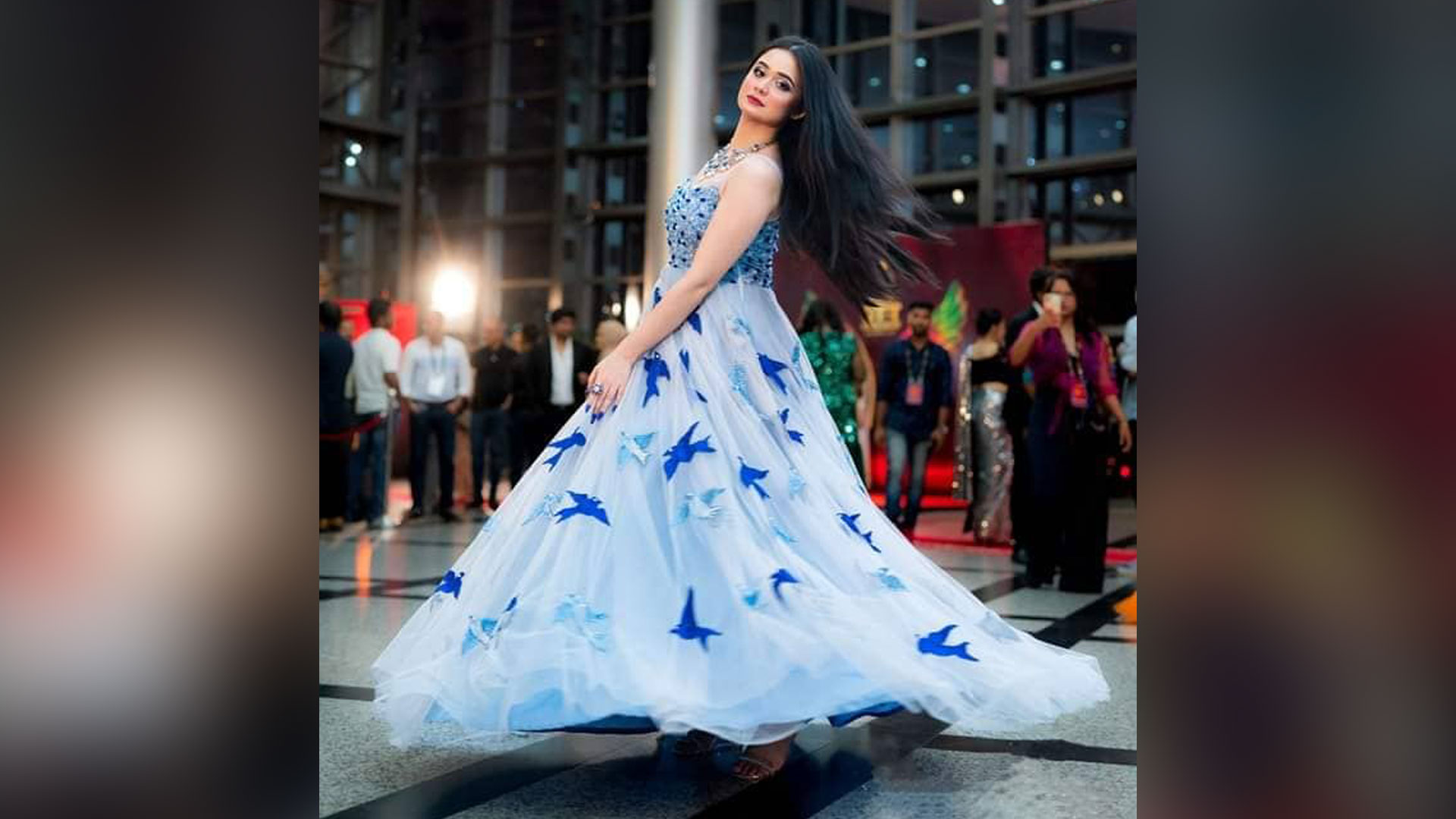 প্রতিদিন ২ ঘণ্টা মেকআপ নিতাম কালো হওয়ার জন্য: ঐশী