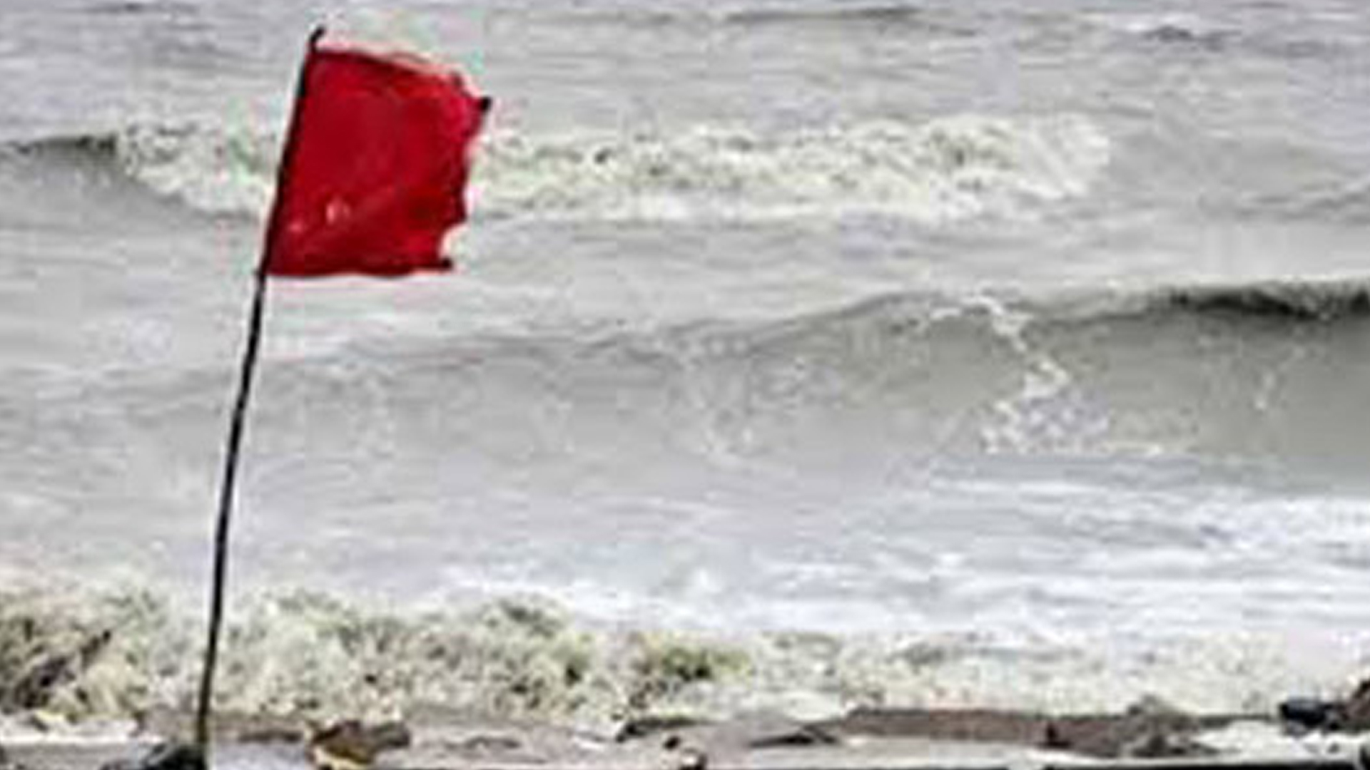 গভীর নিম্নচাপের তীব্রতা কমলেও ৩ নম্বর সংকেত বহাল