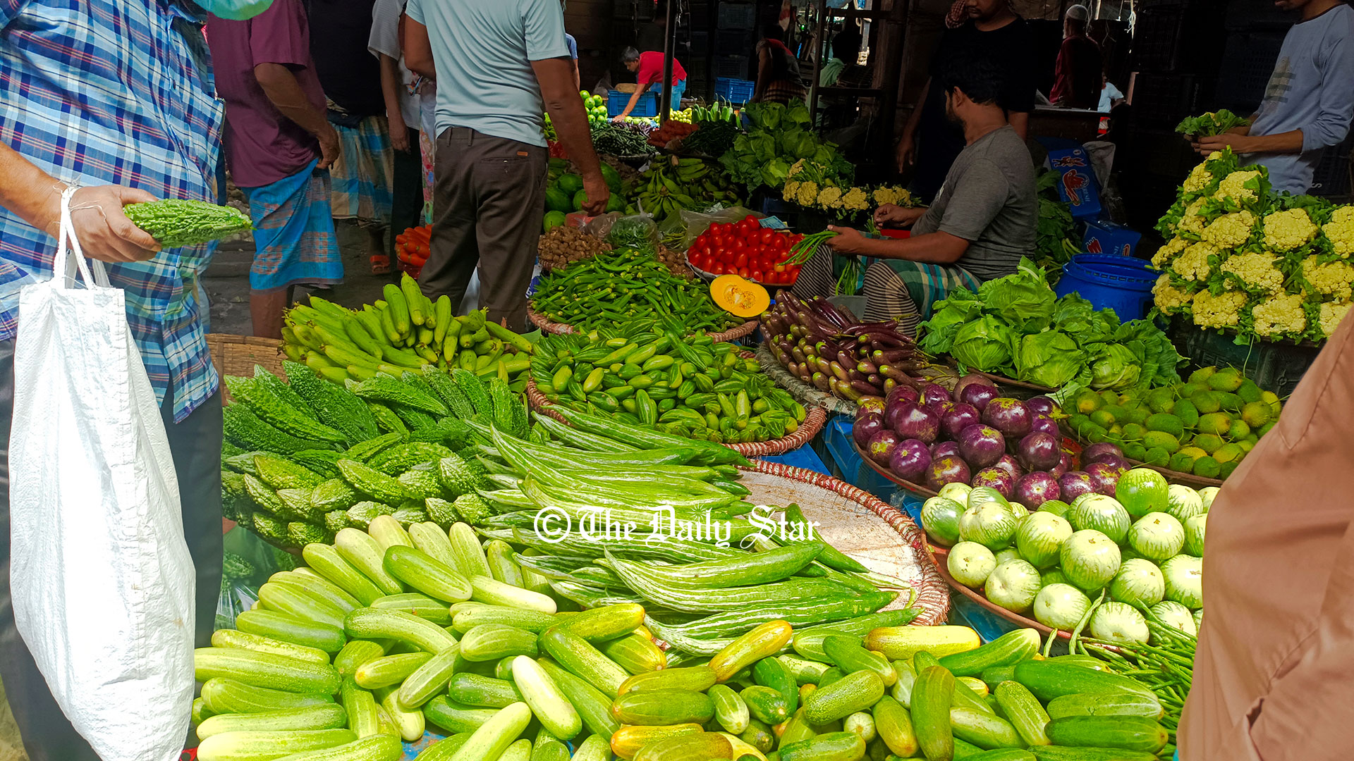 ডিমের দাম ডজনে বেড়েছে ২৫ টাকা, বেগুন কেজিতে ২০