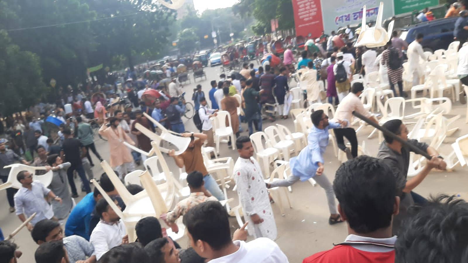 ছাত্রলীগের হামলায় আহতসহ ২০ জনকে ঢামেক থেকে আটক করল পুলিশ