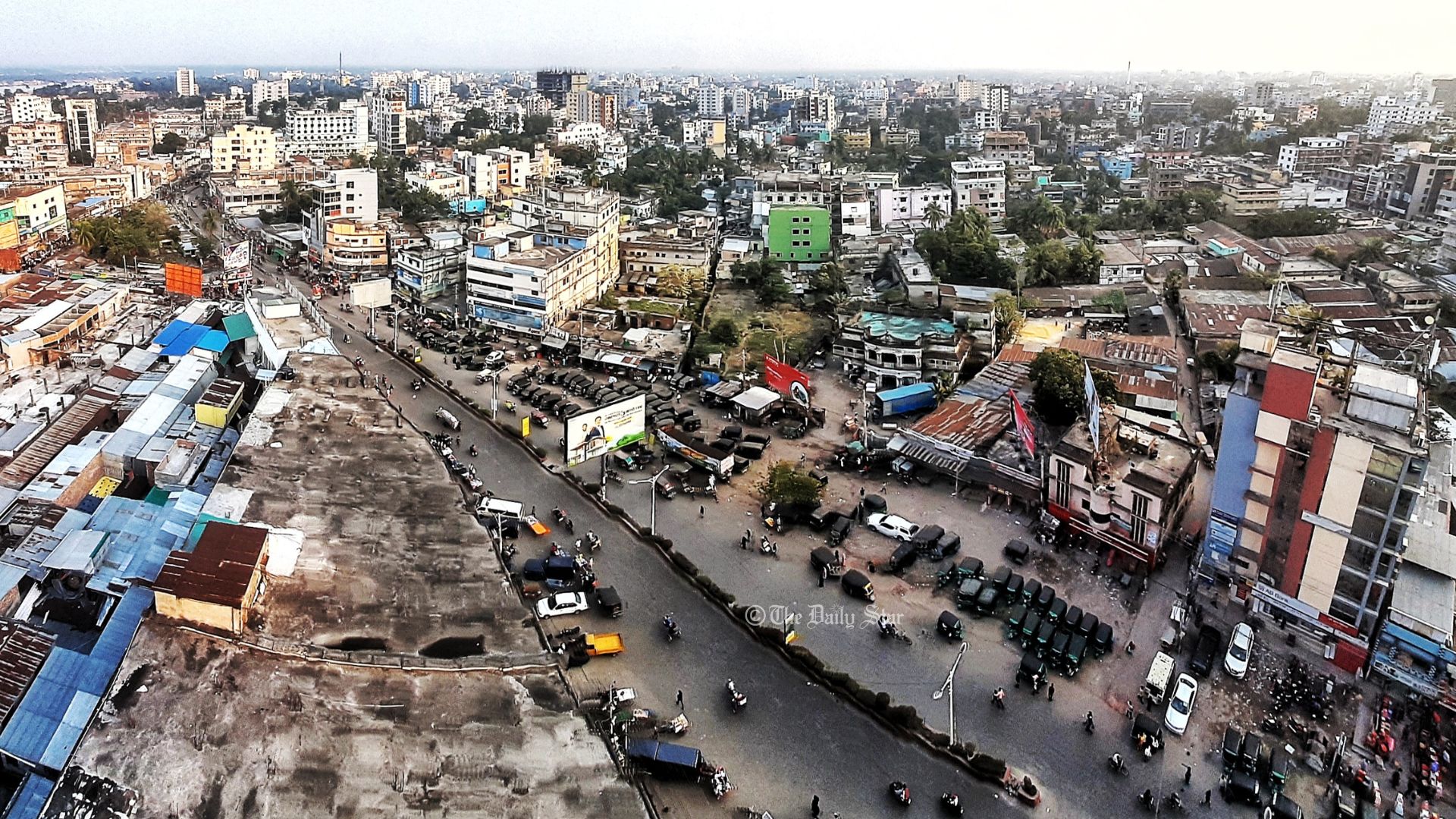 খুলনায় বাস বন্ধ: দুর্ভোগের আশঙ্কায় চাকরিপ্রার্থীরা