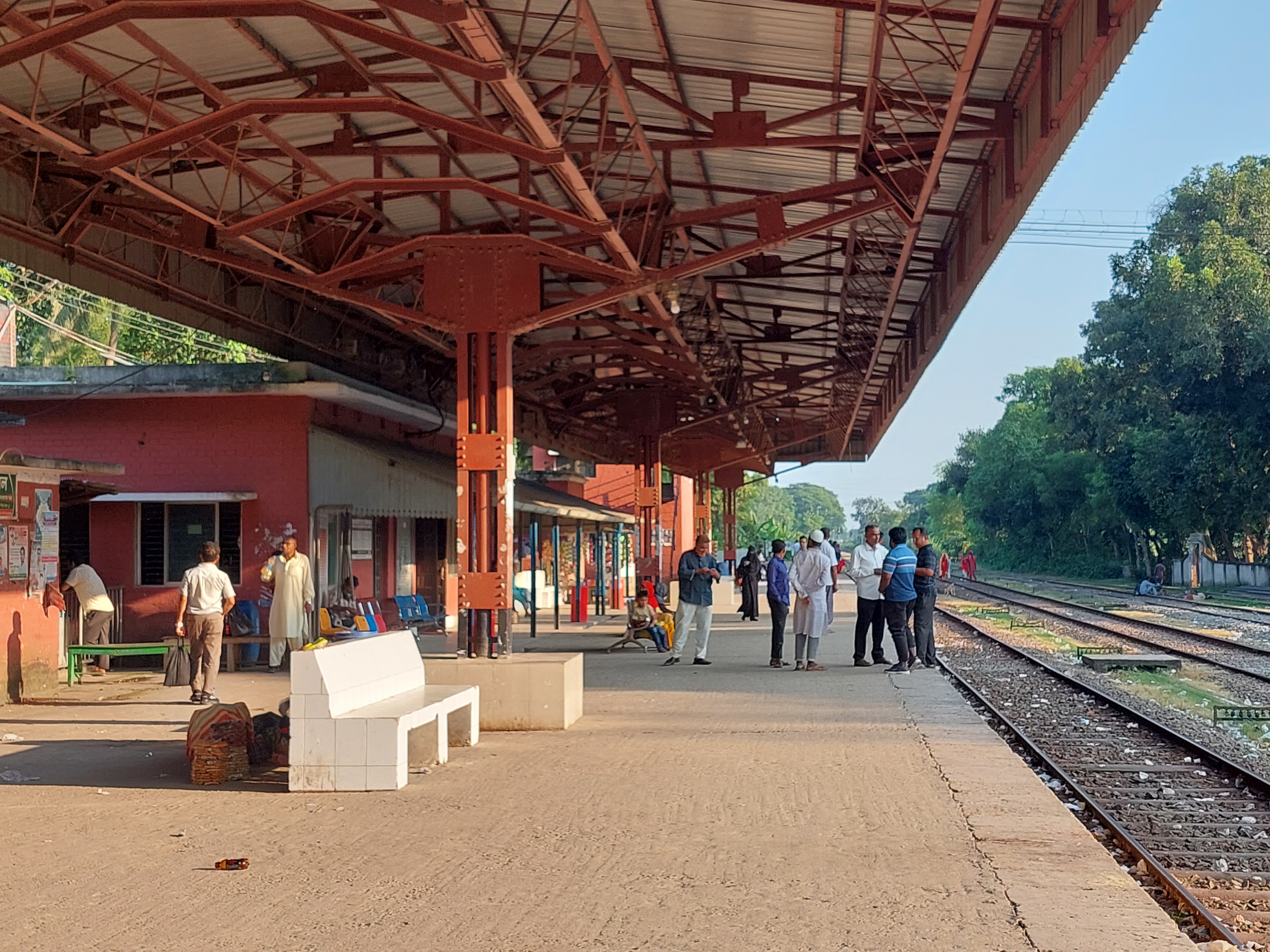 বাস বন্ধ, ঝিনাইদহ থেকে বিক্ষিপ্তভাবে খুলনা যাচ্ছেন বিএনপি নেতাকর্মীরা