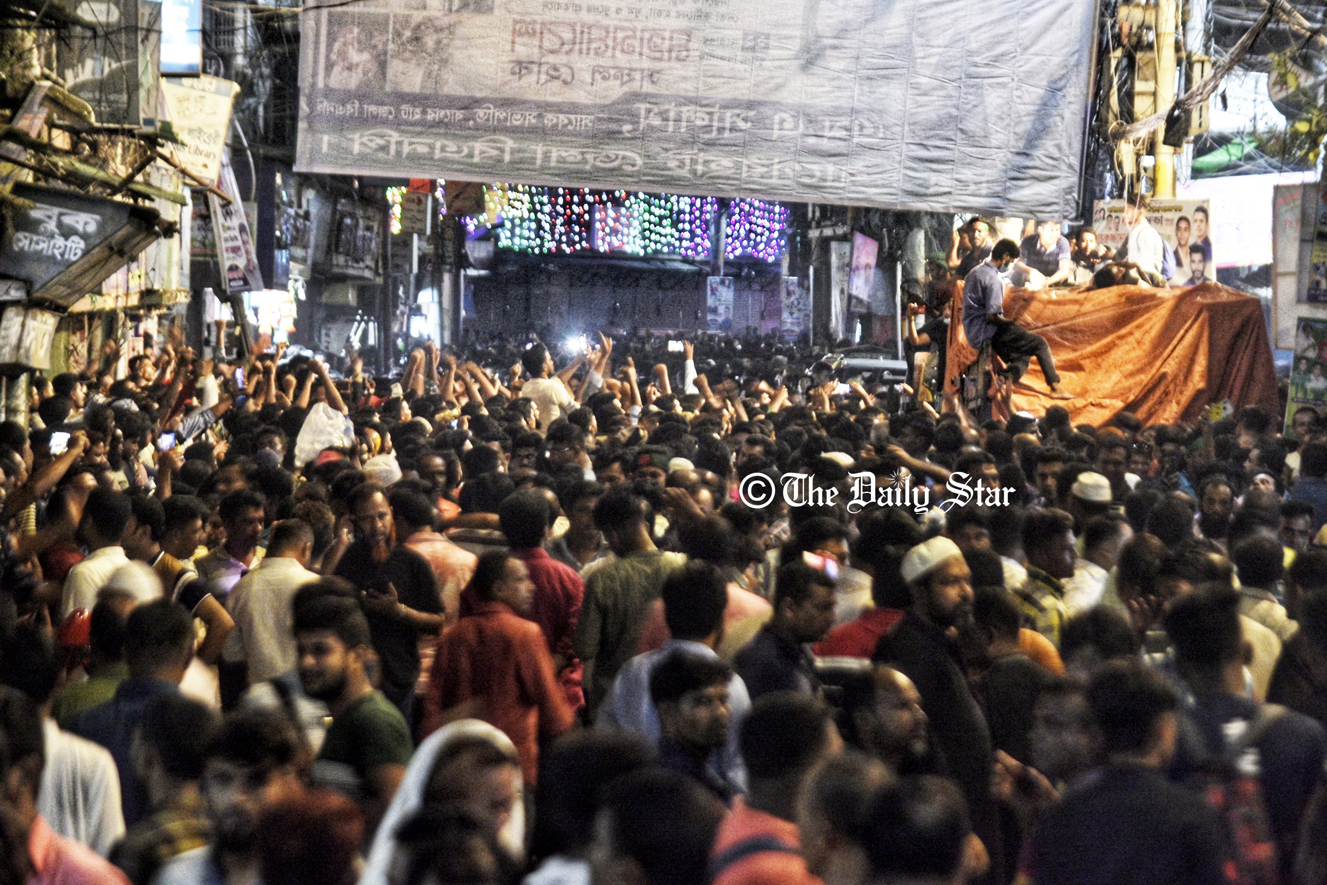 খুলনায় বিএনপি কার্যালয়ের সামনে হাজারো নেতাকর্মী