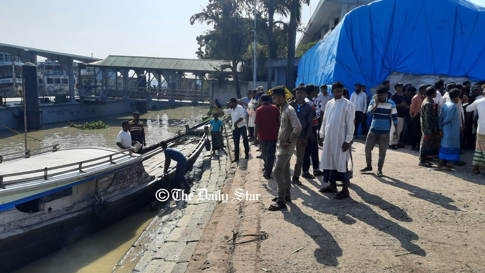 ঝুঁকি নিয়ে রাতে ট্রলারে করে সমাবেশে বিএনপির নেতা-কর্মীরা