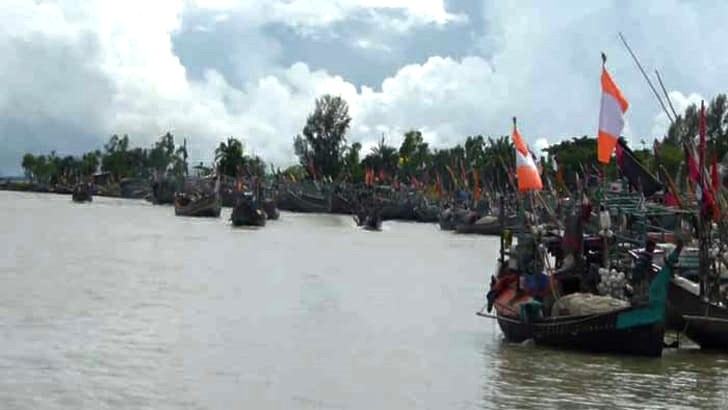 সাগরে নিম্নচাপ: হাতিয়ার সঙ্গে সারাদেশের নৌ যোগাযোগ বন্ধ
