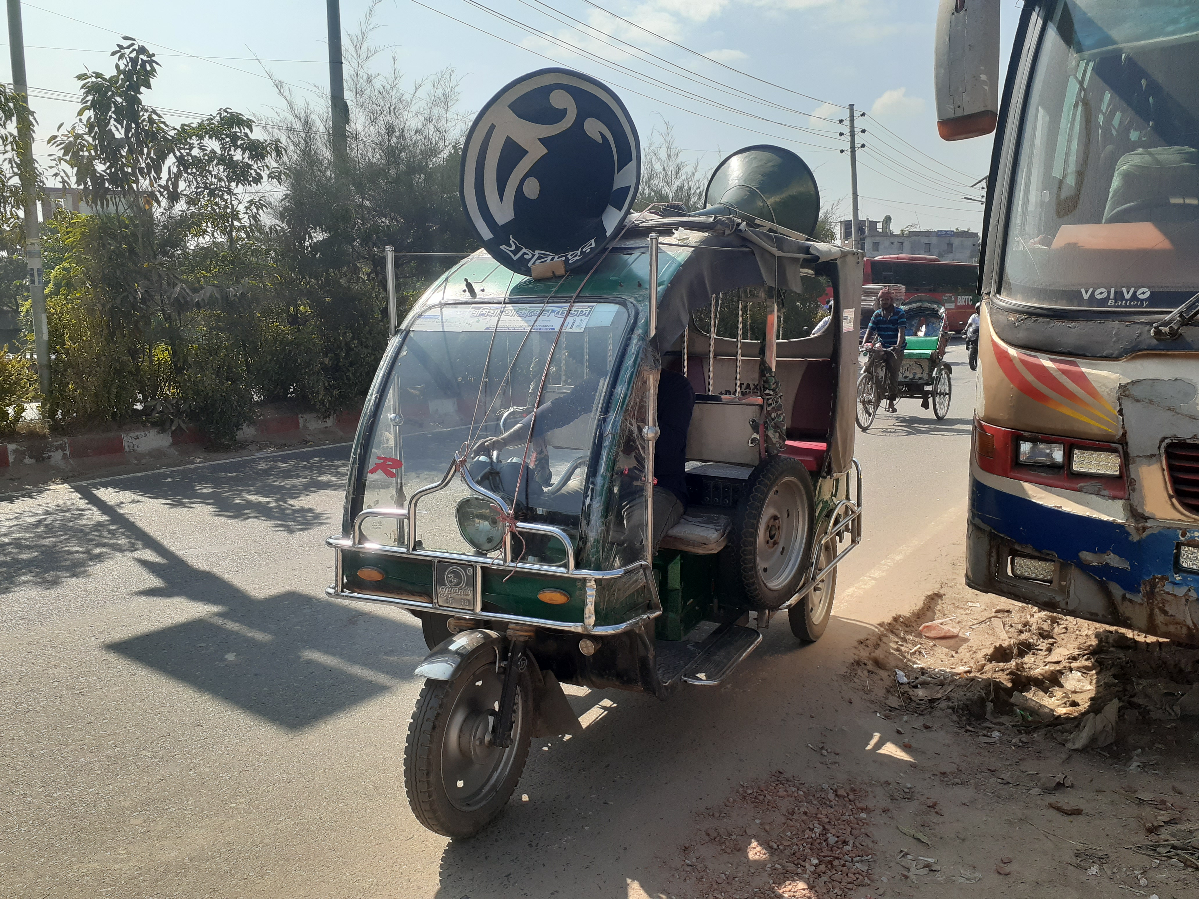 ফরিদপুরে বাস-মিনিবাস বন্ধের ঘোষণা দিয়ে মাইকিং