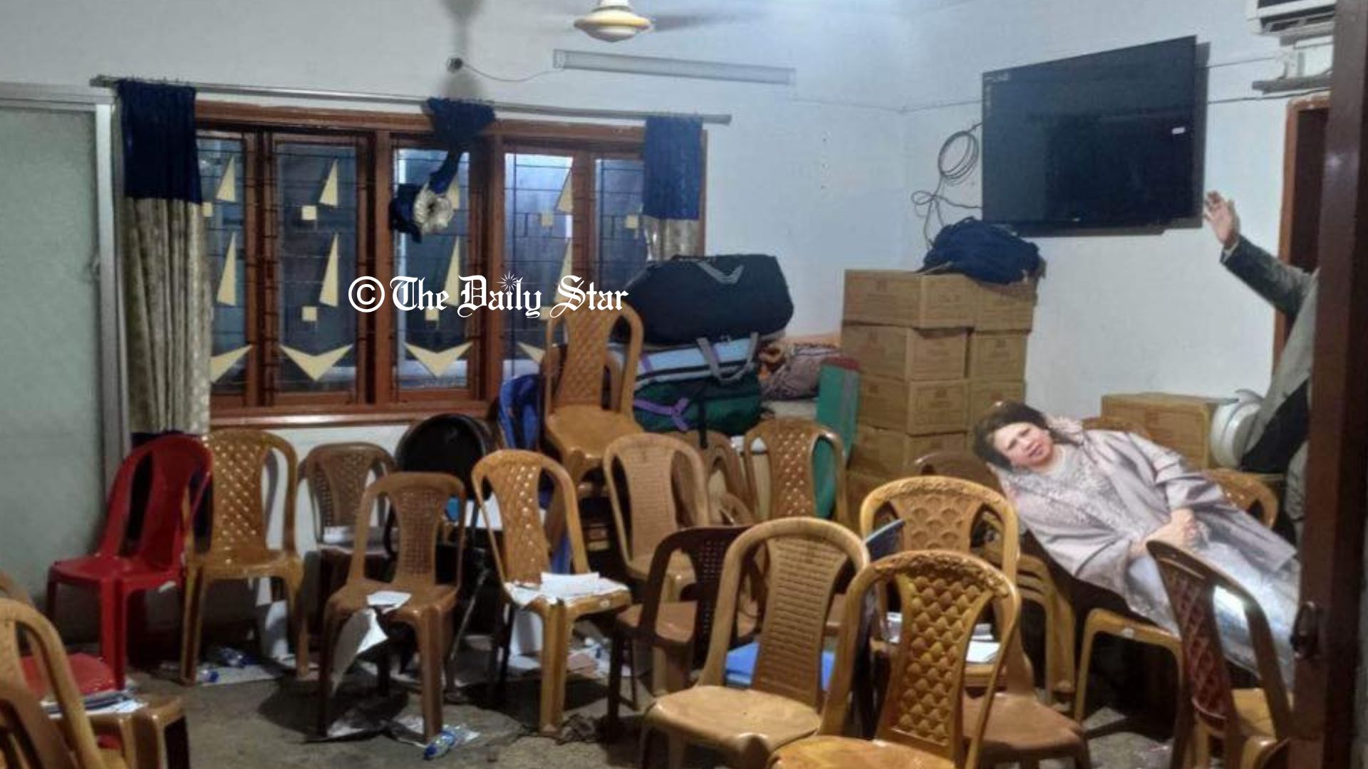 পুলিশের অভিযানের পর বিএনপি কার্যালয়