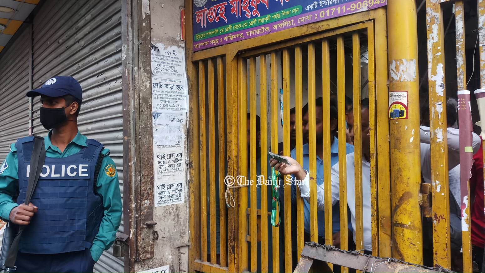 গলির মুখ বন্ধ করে দিয়েছে পুলিশ, কেউ বের হতে পারছেন না