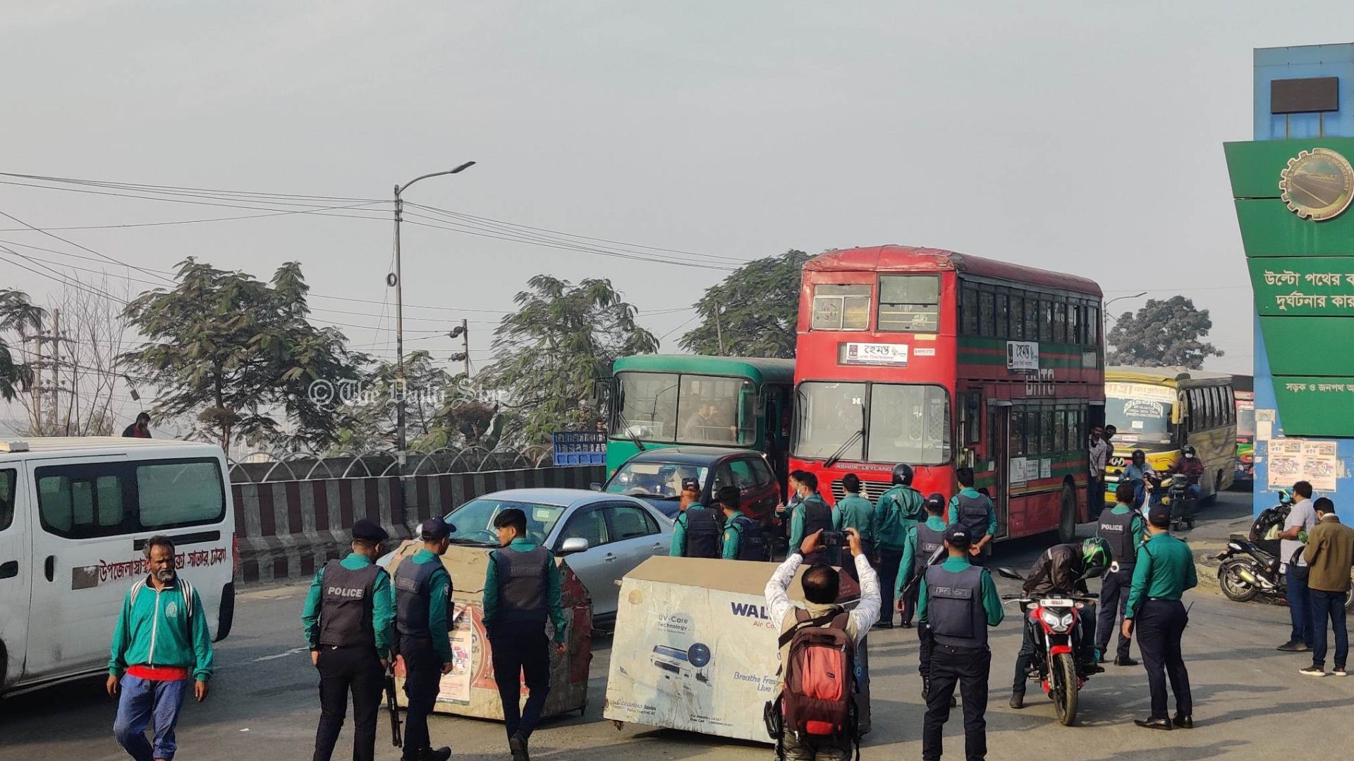 ঢাকার প্রবেশমুখে তল্লাশি, সড়কে বাস কম, যাত্রী ভোগান্তি
