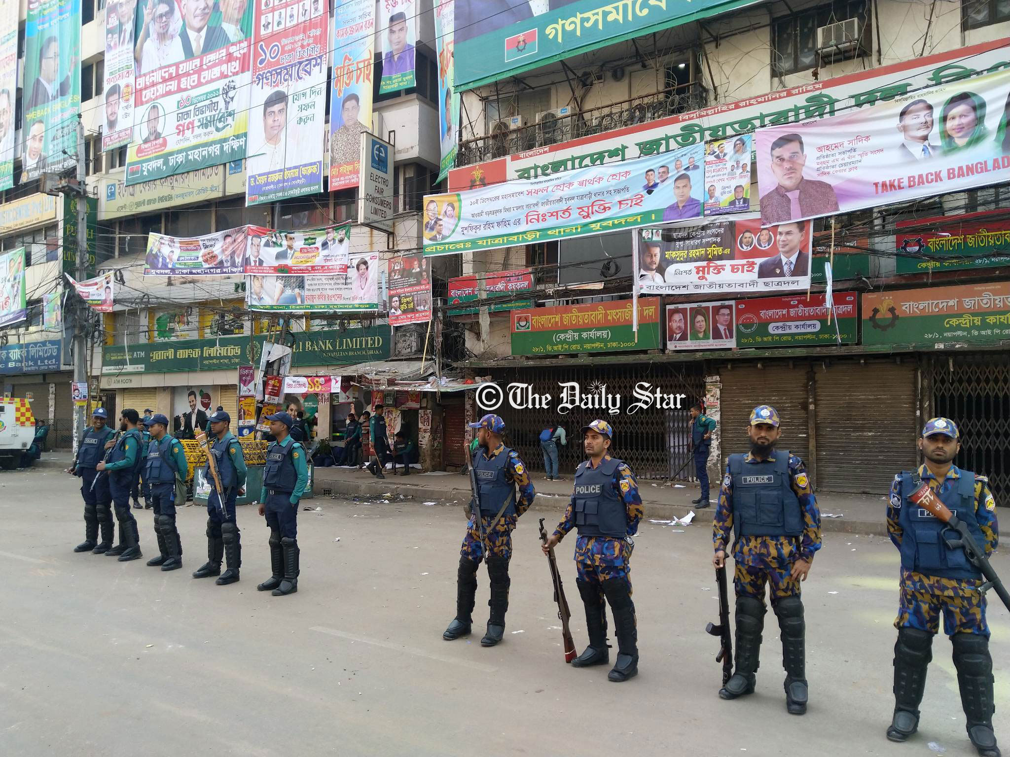 পুলিশের ‘নিয়ন্ত্রণে’ নয়াপল্টন, বিএনপি কার্যালয় তালাবদ্ধ