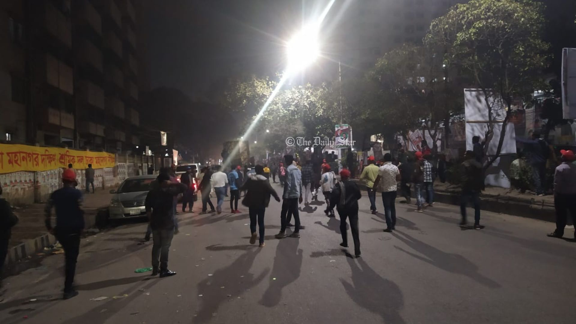 গোলাপবাগে ব্যারিকেড বোঝাই ট্রাককে বিএনপি নেতাকর্মীদের ধাওয়া