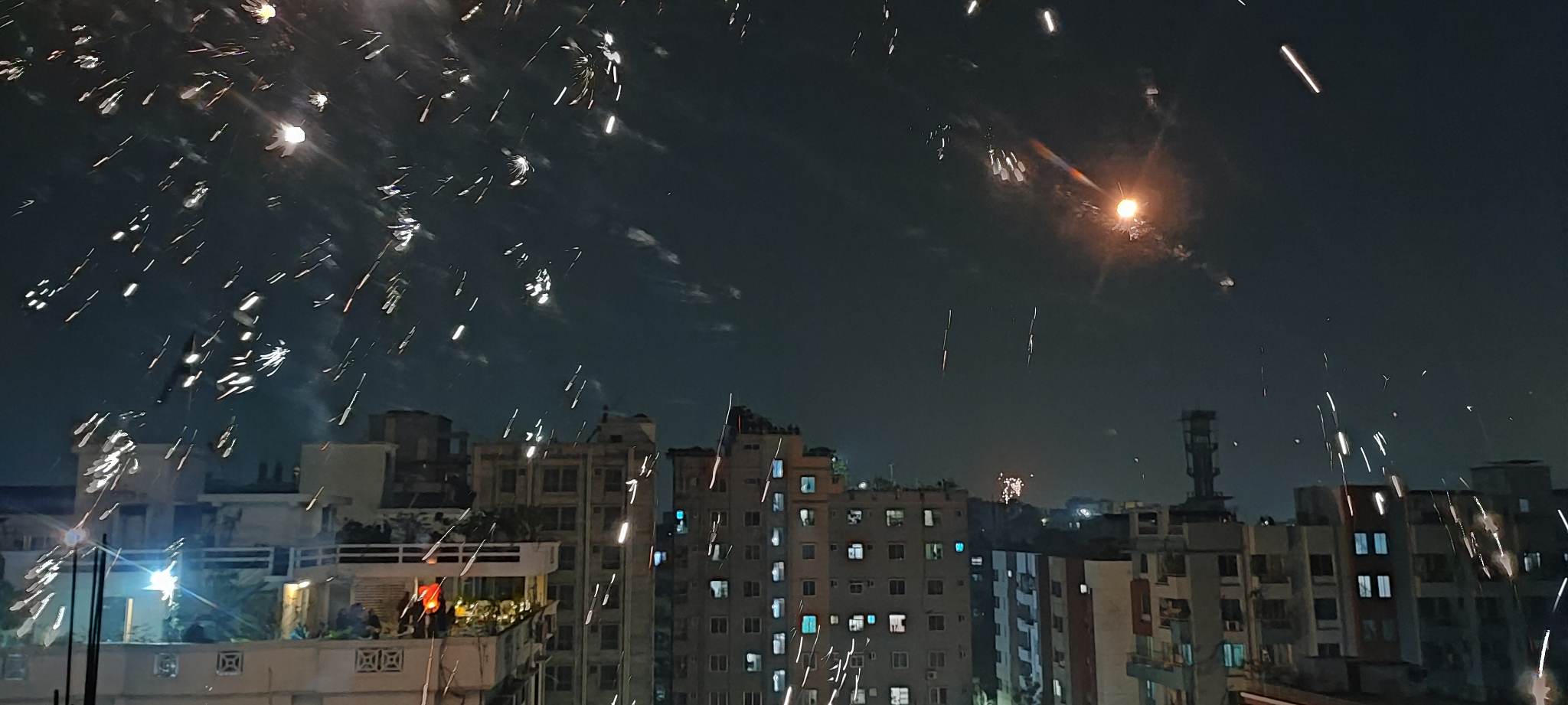 নিষেধাজ্ঞা সত্ত্বেও ঢাকার আকাশ ছেয়ে গেছে ফানুস-আতশবাজিতে