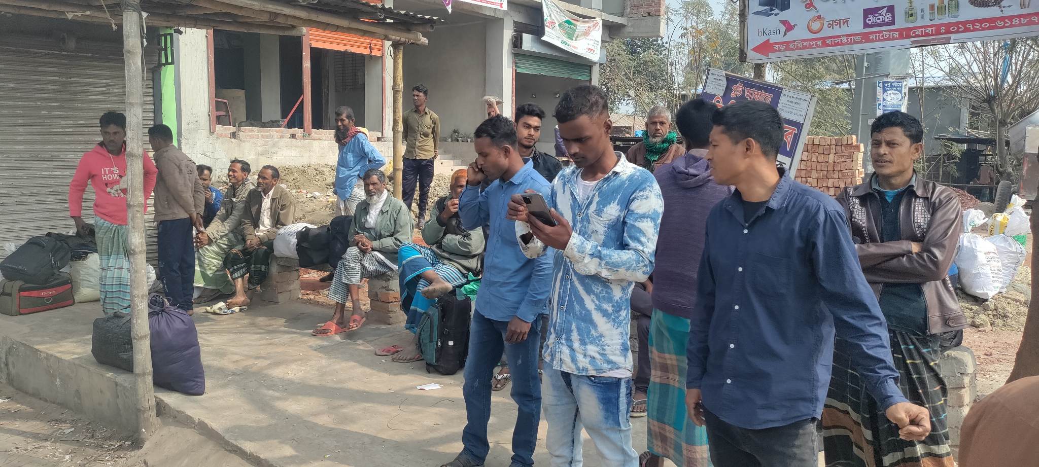 আ. লীগের সমাবেশের জন্য ভাড়া নেওয়ায় বাস শূন্য নাটোর