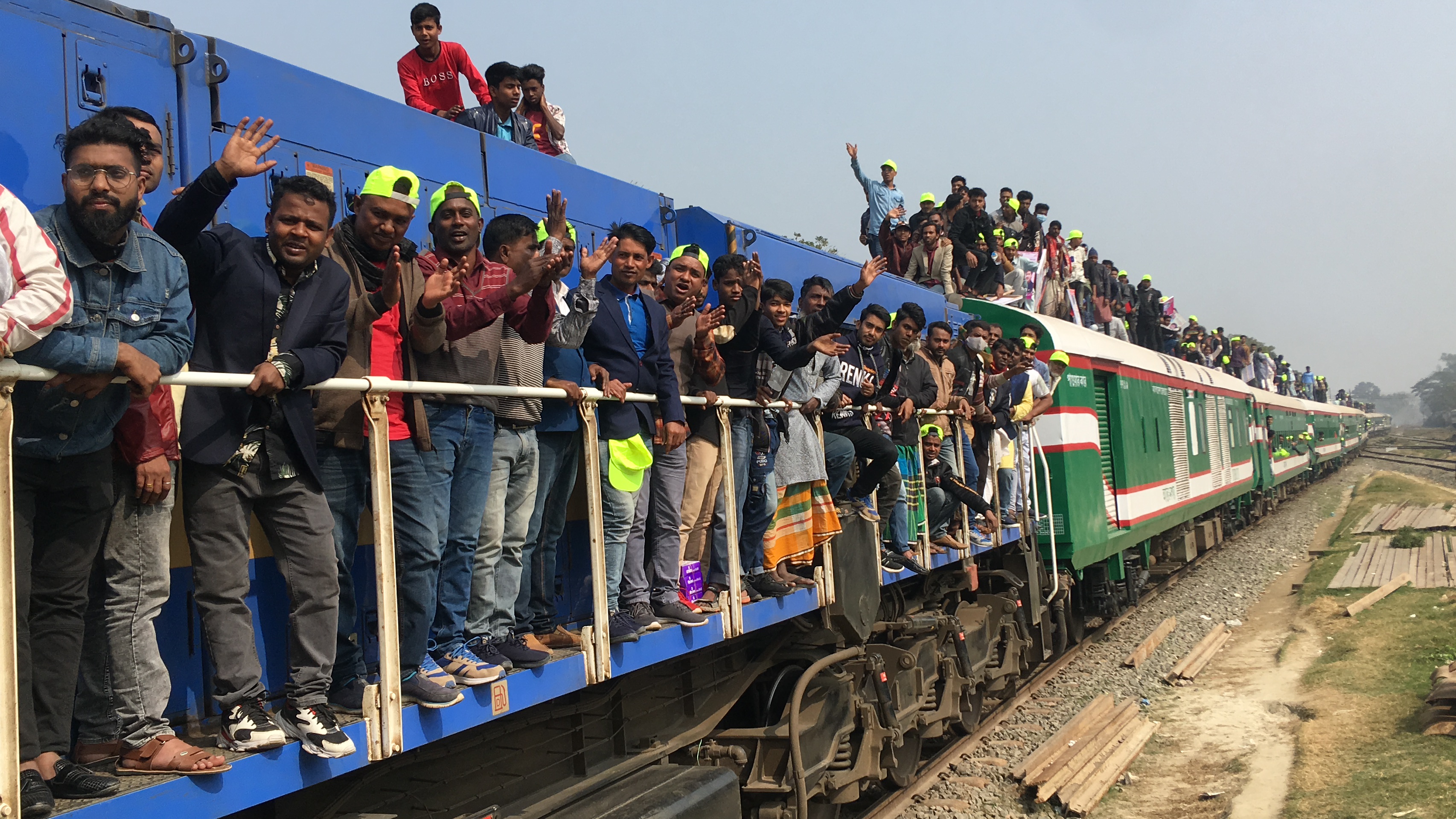 উপচে পড়া নেতাকর্মী নিয়ে রাজশাহী পৌঁছেছে ৮ বিশেষ ট্রেন