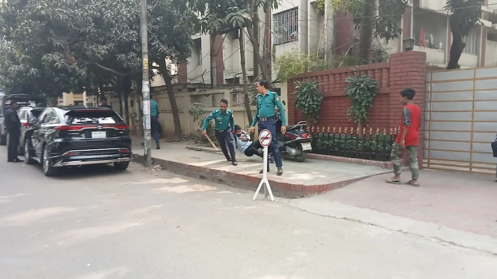 ‘মুরগি’ বলায় সিটি ও আইডিয়াল কলেজের শিক্ষার্থীদের মধ্যে সংঘর্ষ