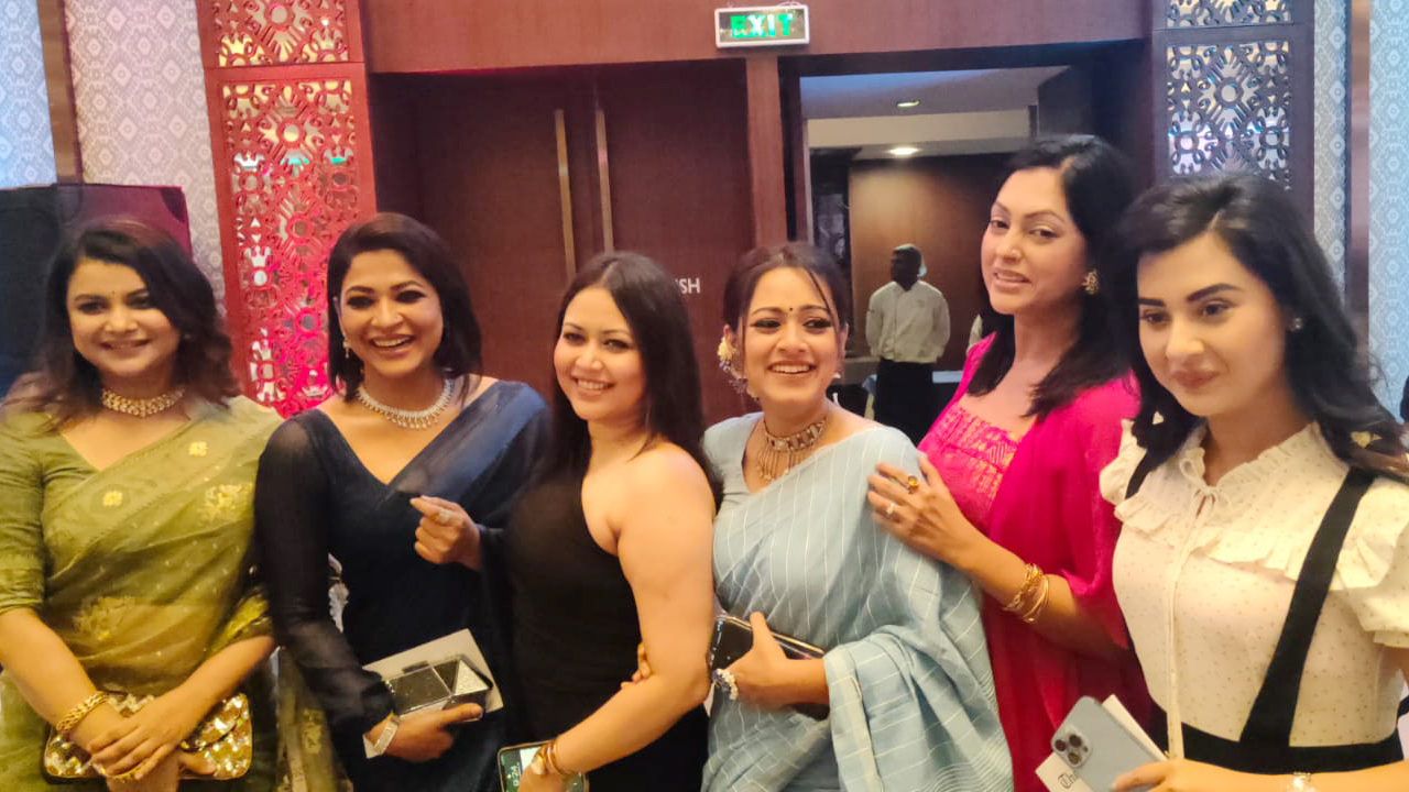 বসন্তের সন্ধ্যায় আলো ছড়ালেন তারকারা