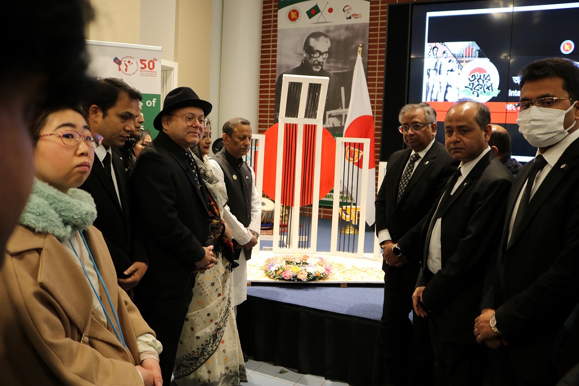 টোকিওতে অস্থায়ী শহীদ মিনারে প্রবাসীদের শ্রদ্ধা