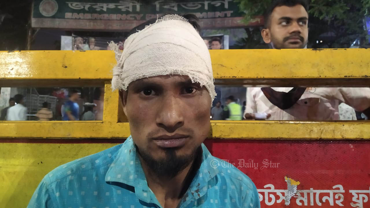 ‘বিস্ফোরণের ধাক্কায় যাত্রীসহ রিকশা নিয়ে উল্টে পড়ে যাই’