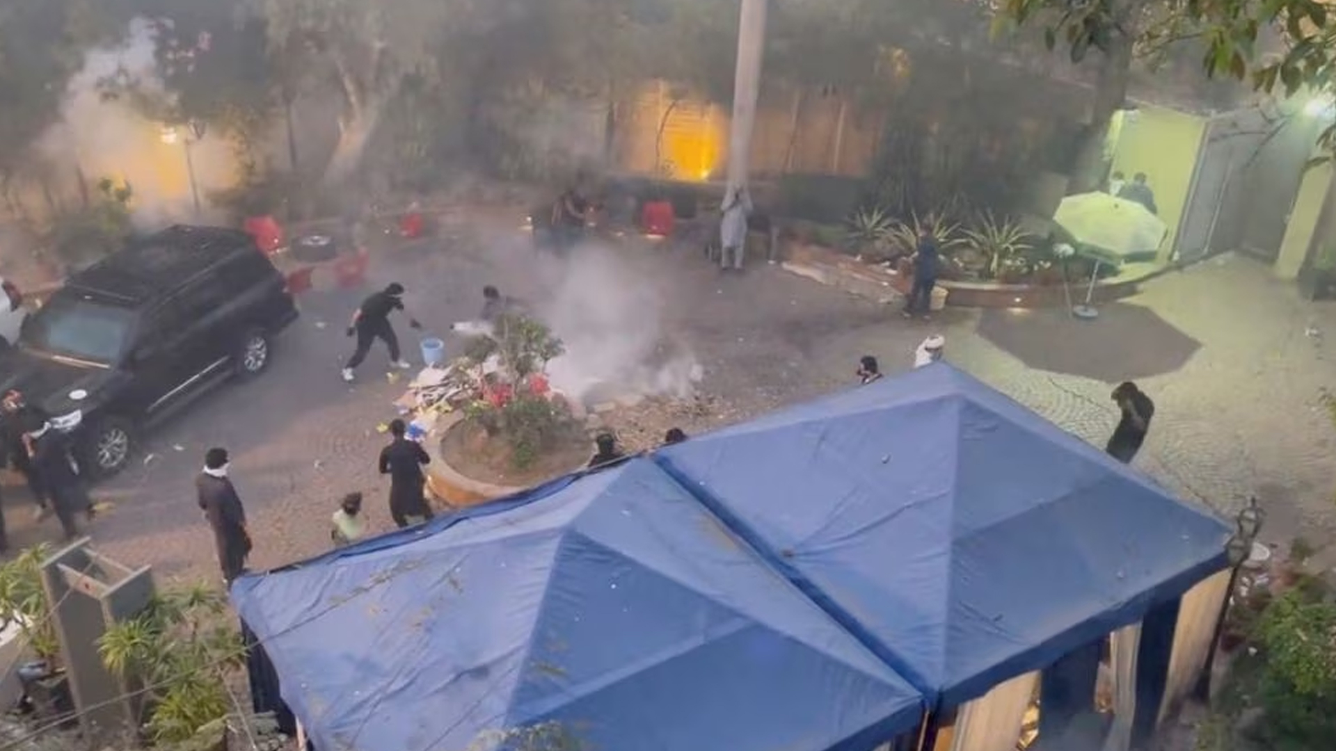 ইমরান খানের বাড়িতে সকাল পর্যন্ত অভিযান না চালানোর নির্দেশ