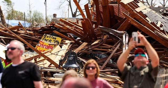 যুক্তরাষ্ট্রে টর্নেডোর আঘাতে অন্তত ৫ জনের মৃত্যু, হাসপাতালে অর্ধশতাধিক