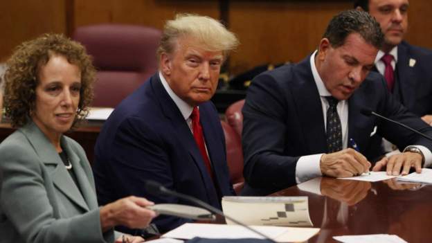 হাতকড়া ছাড়াই আদালত কক্ষে ট্রাম্প, শুনানি শুরু